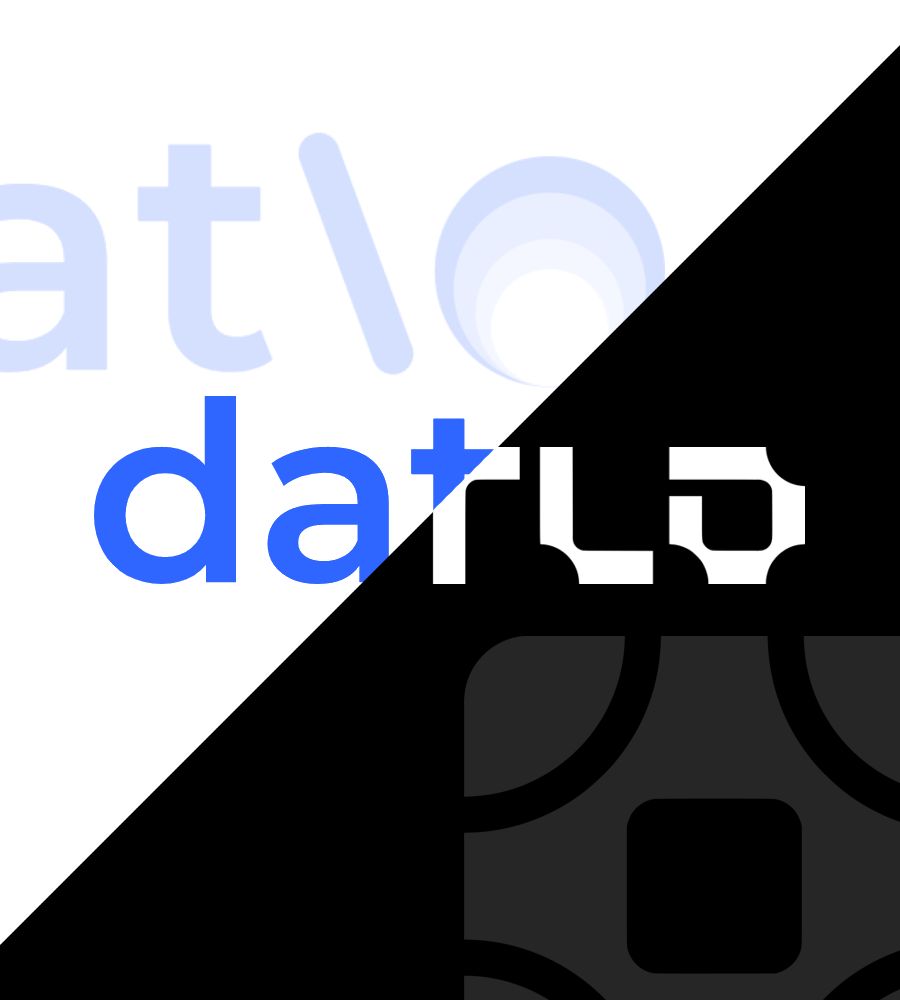 Imagem representativa da evolução do logo da Datlo, com o logo antigo à esquerda mesclado com o logo atual à direita.