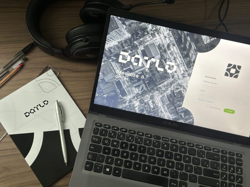 Notebook aberto mostrando a tela de login da nova versão da plataforma da Datlo.