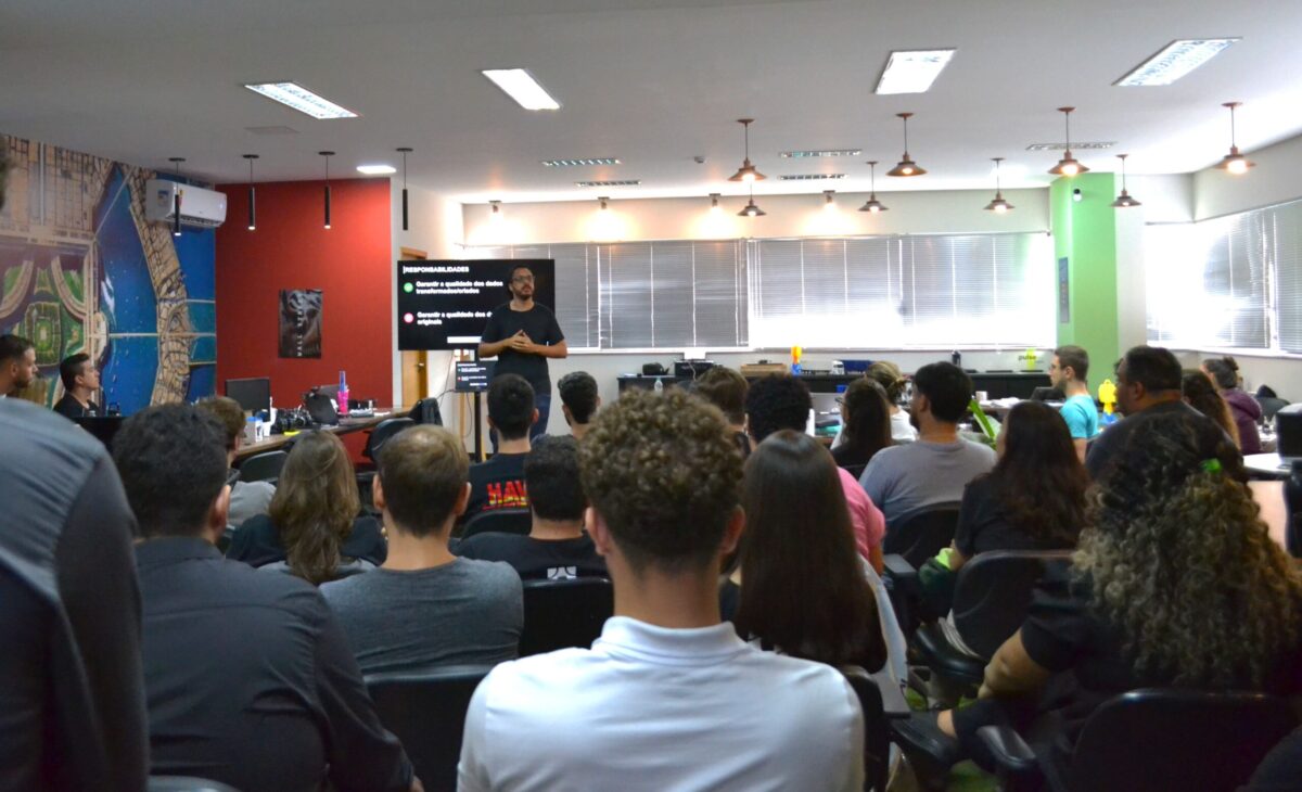 Colaboradores assistindo a uma palestra realizada no escritório da Datlo.